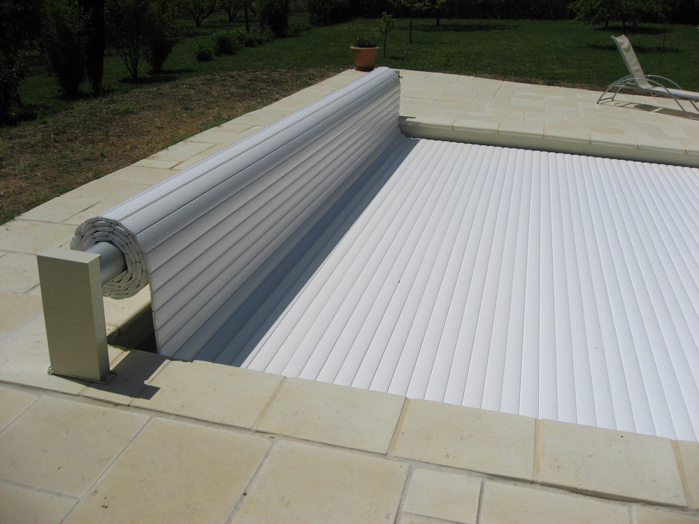 Persiana de enrolar "Mouv &amp; Roll" acima do solo para a piscina do Rio
