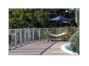 Vedação da piscina com painel transparente